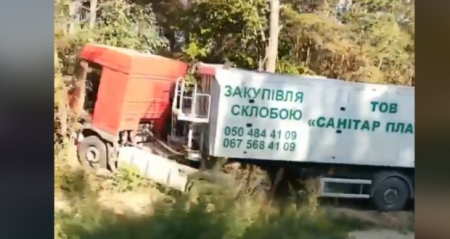На Рівненщині вантажівка злетіла у кювет